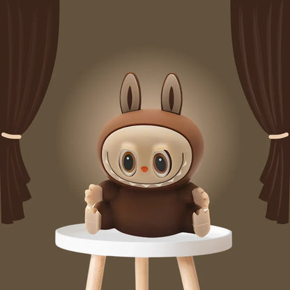 Süßes Morivar Plüschspielzeug mit Hasenohren auf Hocker, dekorative Geschenkidee