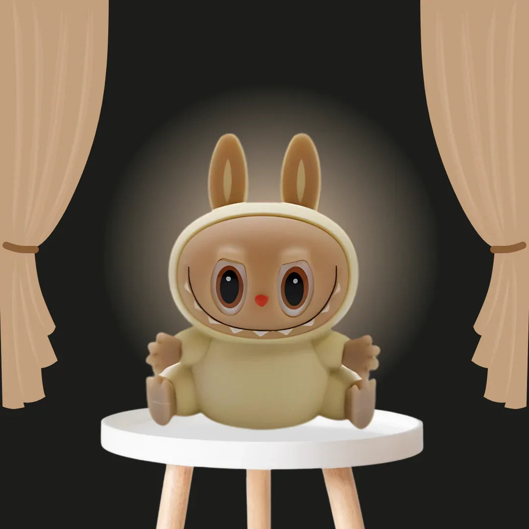 Süße Hasenfigur mit großen Augen auf Hocker, Morivar Accessoire, vor Vorhang