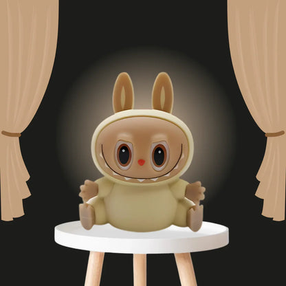 Süße Hasenfigur mit großen Augen auf Hocker, Morivar Accessoire, vor Vorhang