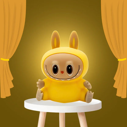 Süßes Morivar Accessoire: Figur im gelben Hasen-Kostüm auf Hocker, gelber Vorhang