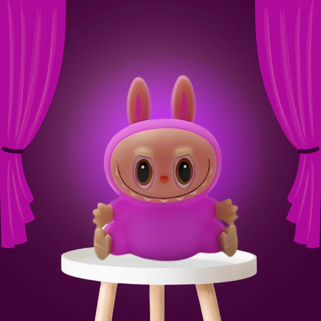 Süßes pinkes Hasen-Spielzeug mit großen Augen auf Hocker, Morivar Accessoires, lila Vorhang