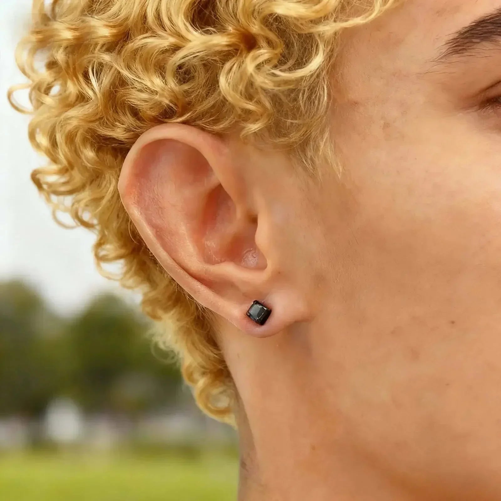 Morivar Ohrstecker mit schwarzem Stein getragen am Ohr, stilvolles Accessoire im Fokus