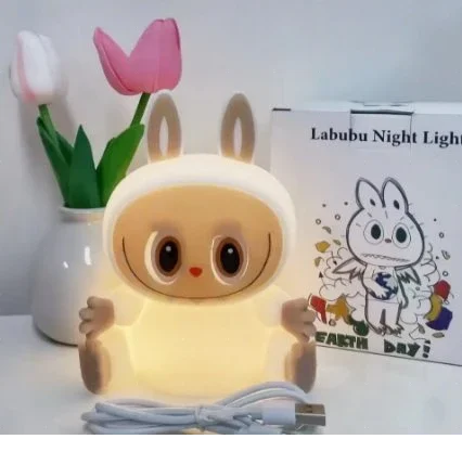 Labubu Nachtlicht in Hasenform mit LED-Beleuchtung, auf Tisch neben Tulpen, Morivar Accessoire