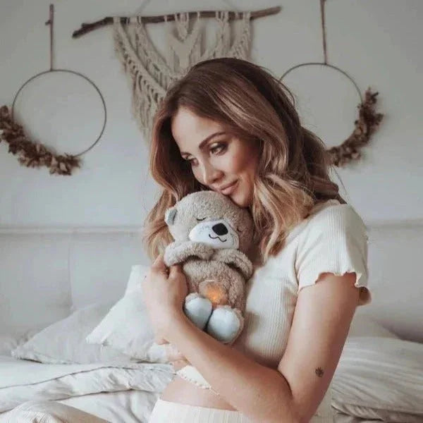 Frau mit Plüschteddy im gemütlichen Schlafzimmer, moderne Deko, Morivar Accessoire